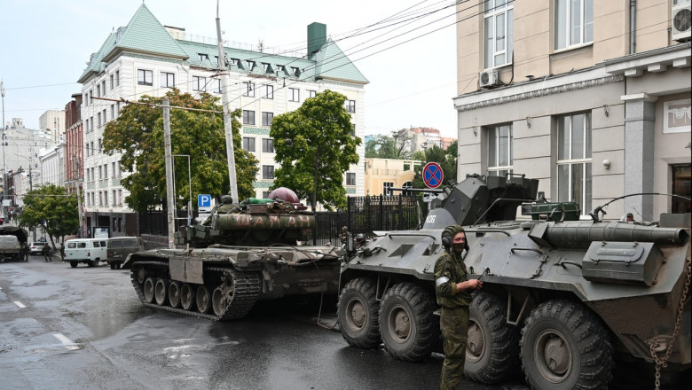 Photo of video | Orașul Rostov, blocat de tancuri și soldați: Oamenii stau la cozi uriașe pentru mâncare